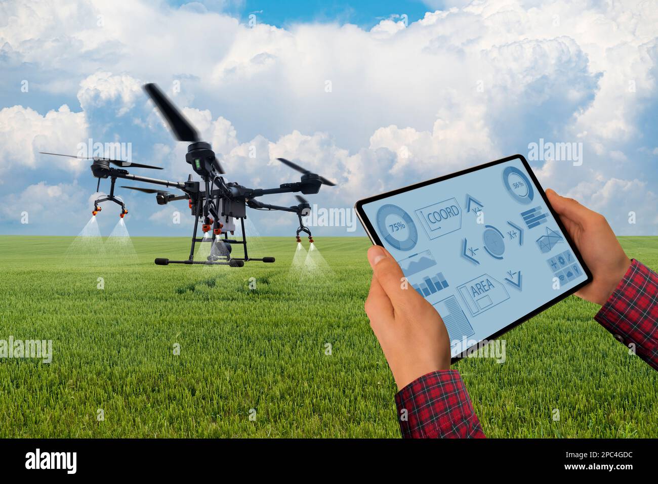 Farmer controla el pulverizador de drones con una tableta. Agricultura inteligente y agricultura de precisión Foto de stock