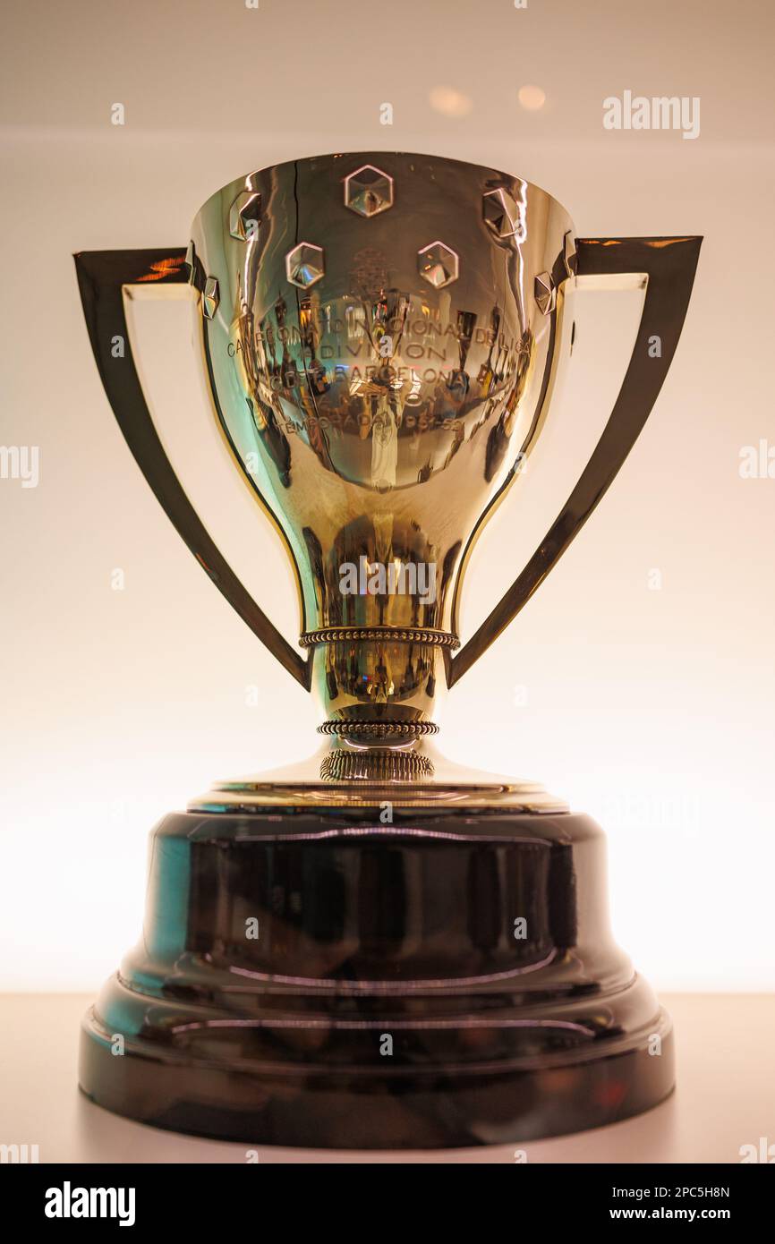 Copa que simboliza la victoria en una competición para el equipo de fútbol  del Barcelona Fútbol Club-Liga Española Fotografía de stock - Alamy