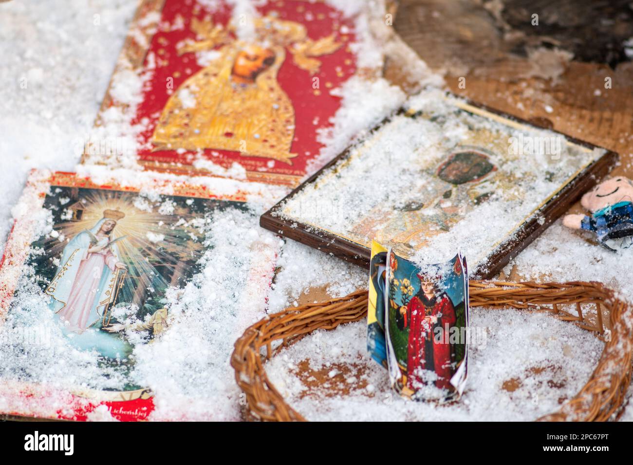 Imágenes iconográficas sagradas de los santos y la Virgen María cubiertas por la nieve durante una nevada en un día de invierno helado Foto de stock