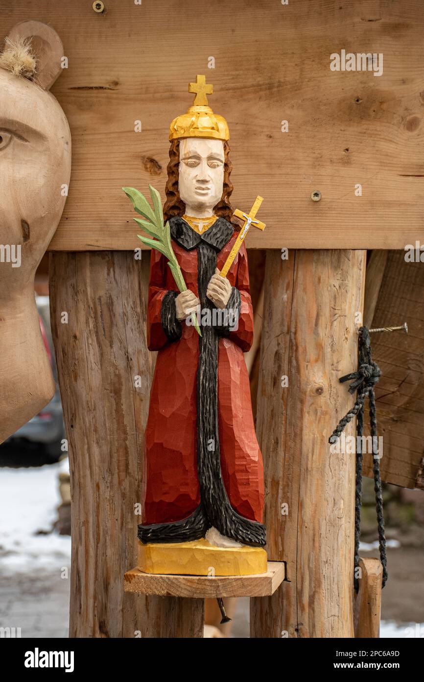 Hermosa estatua hecha a mano de madera de San Casimiro, en Kaziuko Muge, una feria anual de arte popular y artesanía de primavera en Vilnius, Lituania, Europa, vertica Foto de stock