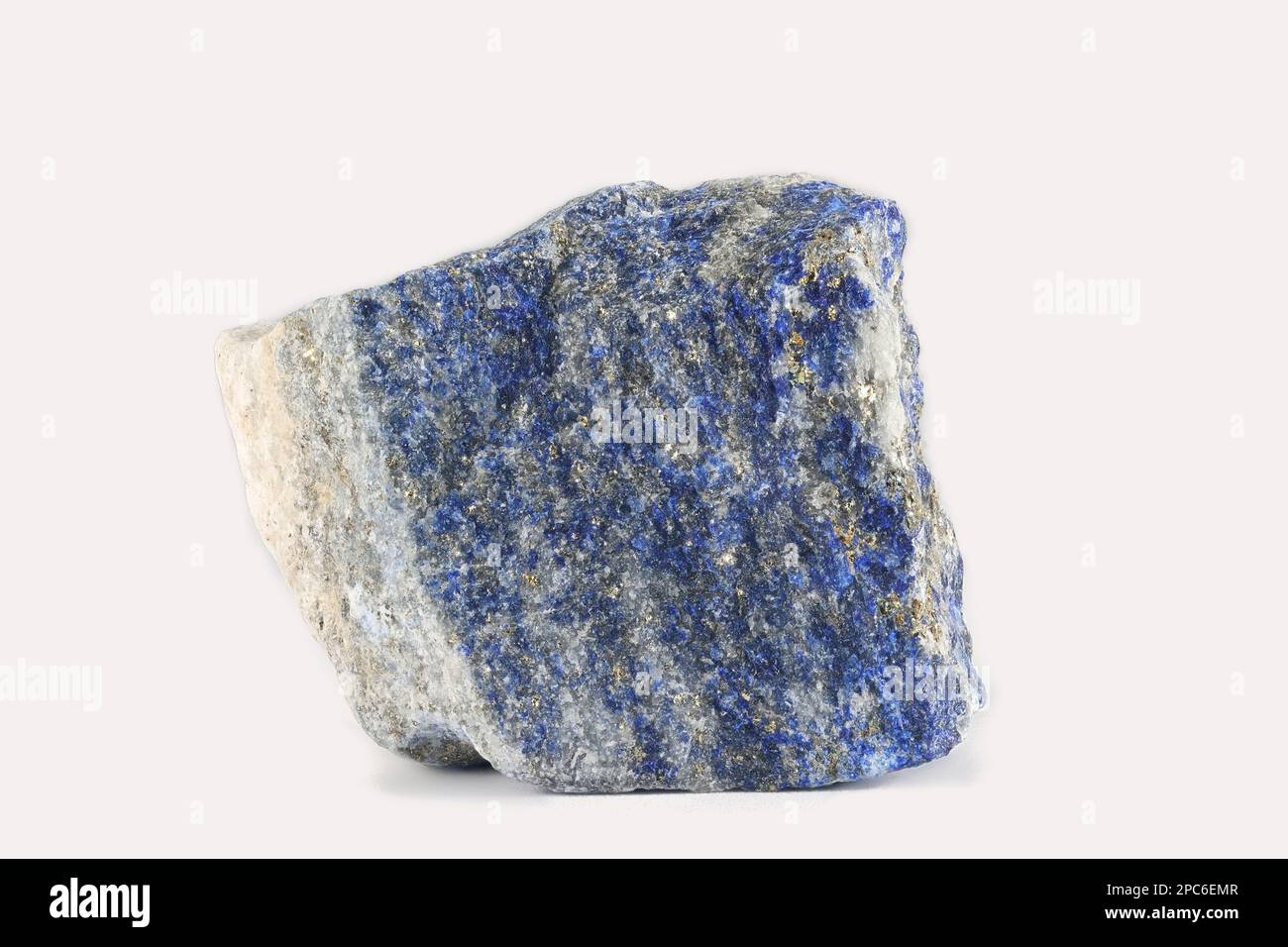 El lapislázuli, o lapislázuli, es una roca metamórfica azul profundo utilizada como piedra semipreciosa Foto de stock