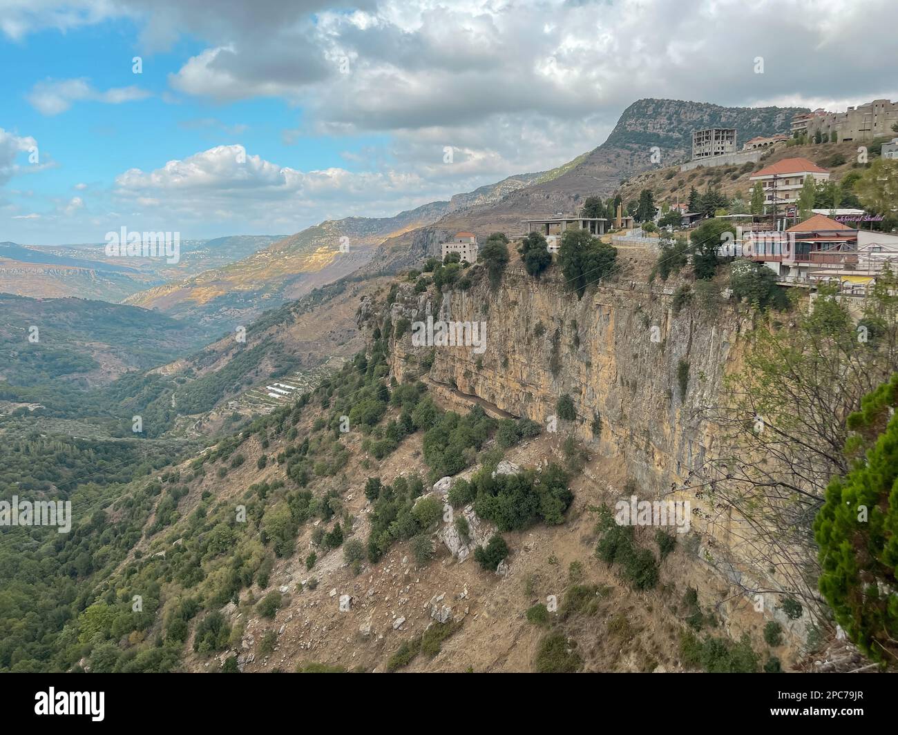 Vista de la montaña y la naturaleza - Vista aérea de la ciudad de Jezzine en Líbano, a una altitud de 1000m, rodeado de picos de montaña y bosques de pinos - Sur Foto de stock