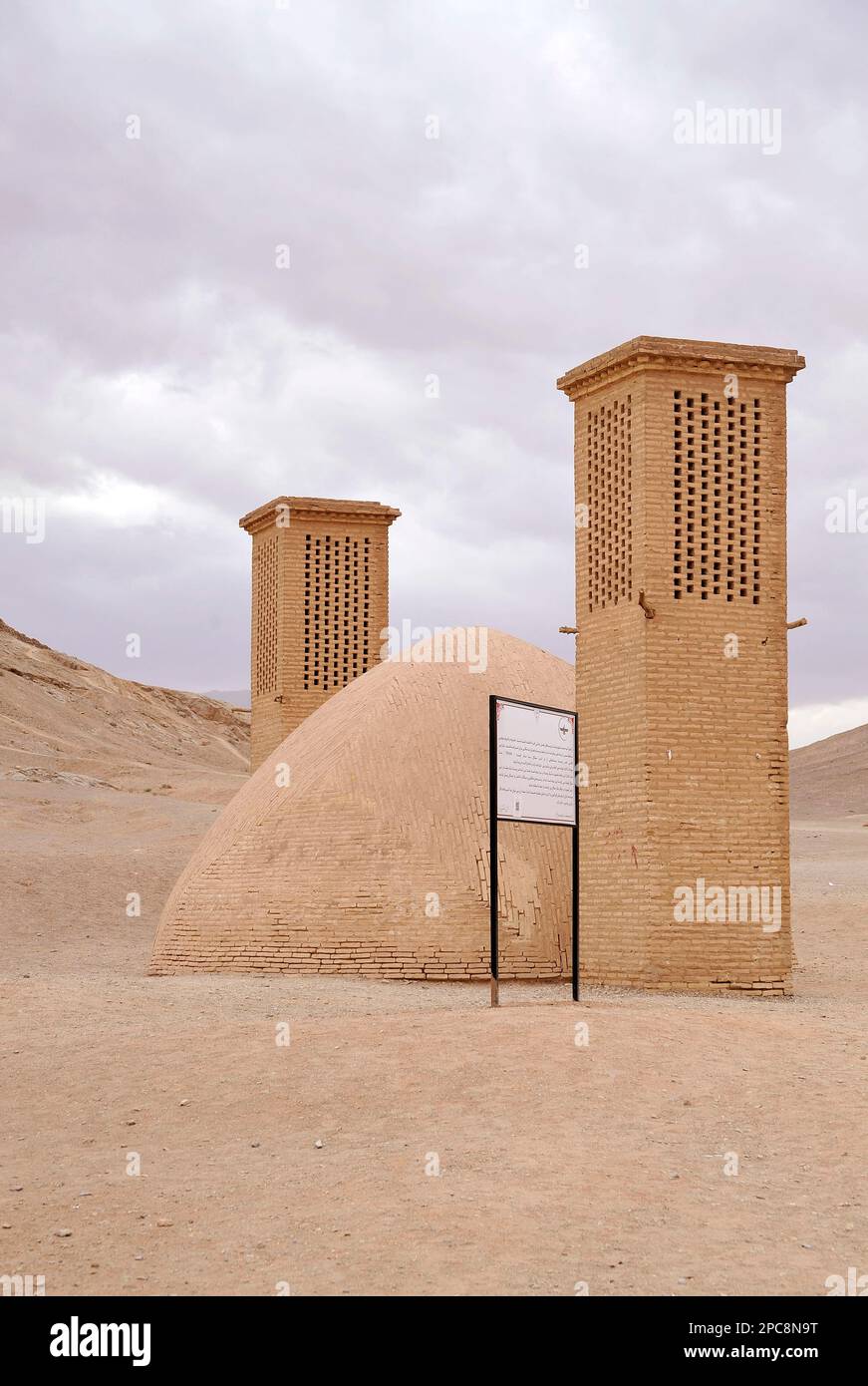 Cisterna subterránea para el almacenamiento de agua y torres de enfriamiento, Yazd - Irán Foto de stock