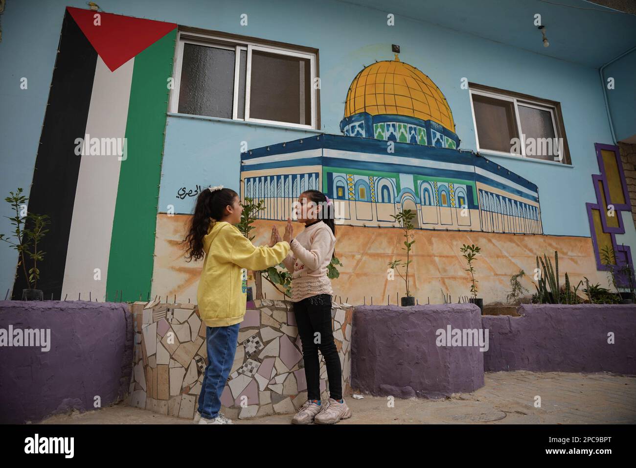 Gaza, Palestina. 13th de marzo de 2023. (INT) El colorido carril se prepara  para dar la bienvenida al mes sagrado del Ramadán. 13 de marzo de 2023,  Gaza, Palestina: La gente del