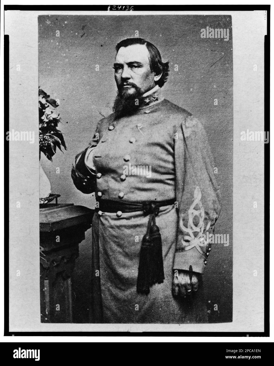 Roger Weightman Hanson, retrato de tres cuartos de longitud, de pie, mirando hacia la izquierda. Hanson, Roger Weightman, 1827-1863, Estados Unidos, Historia, Guerra Civil, 1861-1865, Personal militar, Confederado. Foto de stock