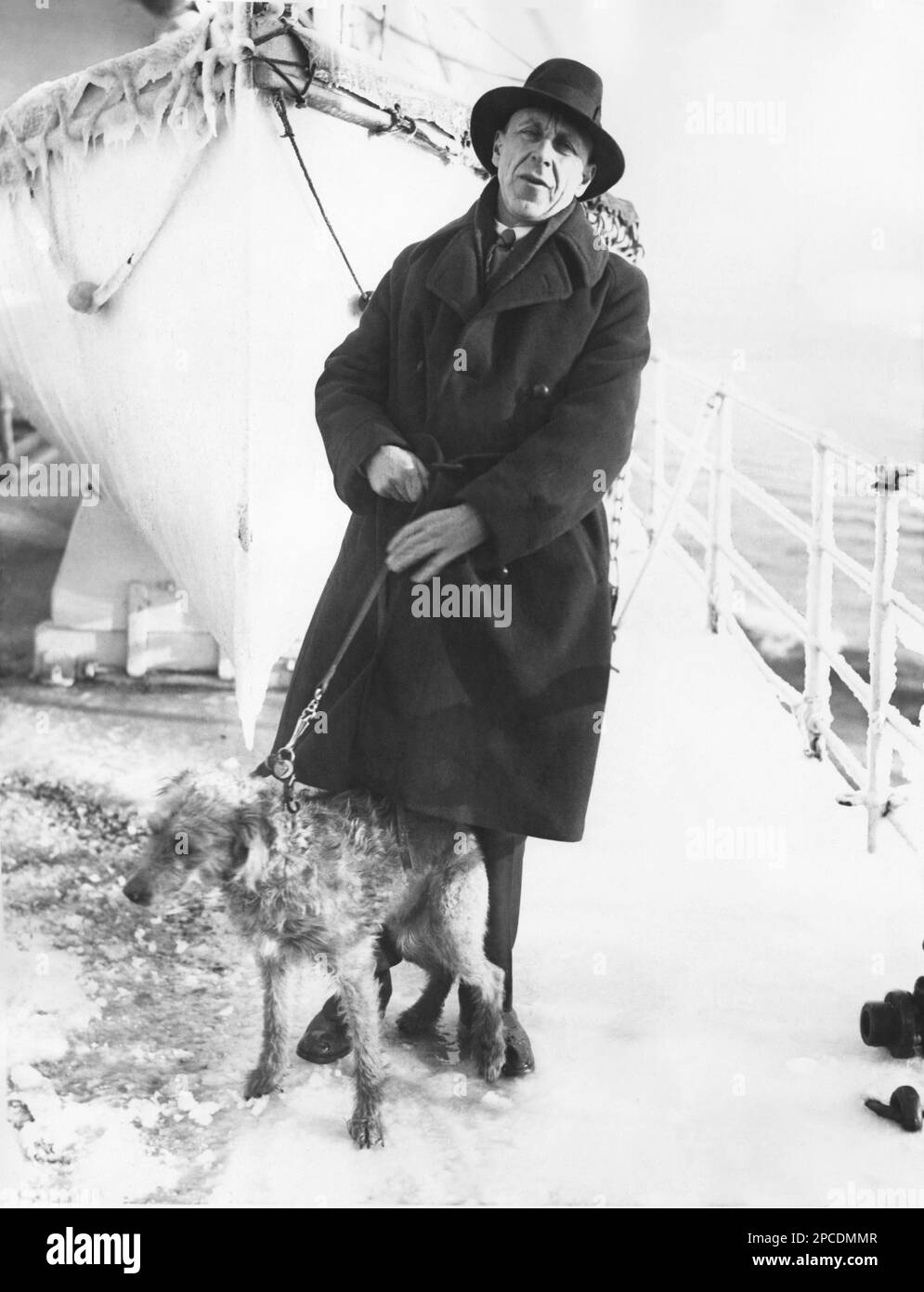 1927 , 27 de enero, NUEVA YORK, EE.UU.: El BARON francés VALENTIN MANDELSTAMM con su perro Banjo llegó a EE.UU. Con la marina de las SS FRANCIA en camino a Hollywood. De origen báltico ruso blanco, escritor inglés, cuya existencia varía, desde la Primera Guerra Mundial, entre París y Estados Unidos. Autor de veinte novelas de aventura. - LETTERATO - SCRITTORE - PLAYWRITER - LETTERATURA - Literatura - dramaturgo - dramaturgo - TEATRO - TEATRO - barone - SCENEGGIATORE - PLAYWRITER - caña - PERRO - neve - nieve - transatlántico - Nave - barca - barco - commediografo - SCENEGGIATORE - TEATRO - TEATRO - TEATRO - TEATRO - TEATRO Foto de stock
