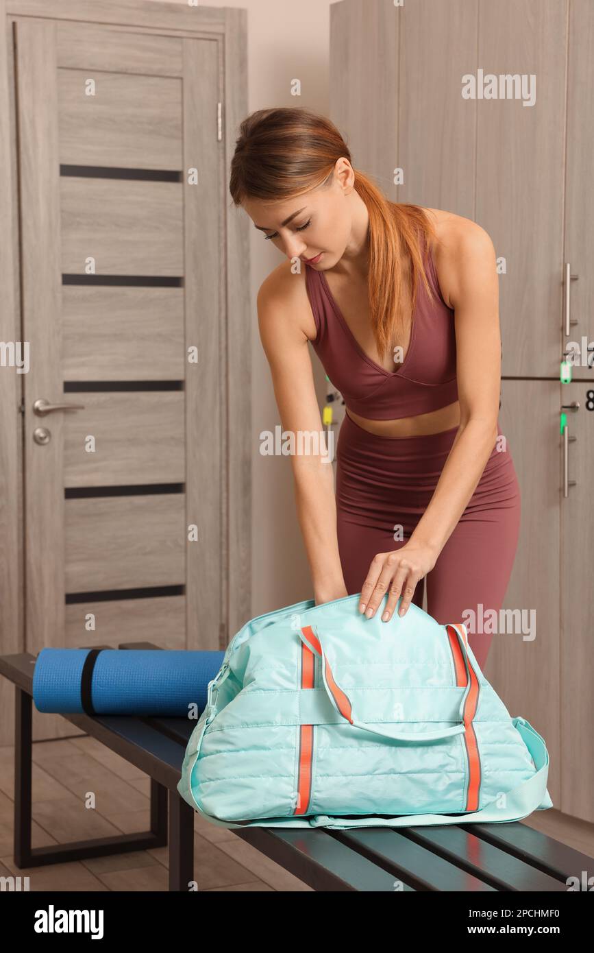 Mujer hermosa con la bolsa de deportes el vestuario Fotografía de stock Alamy