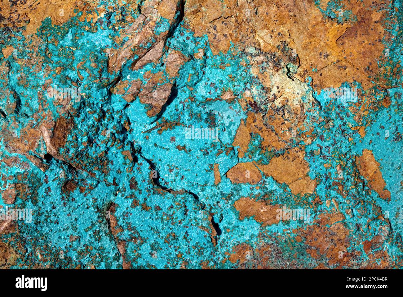 Minerales de cobre azul en roca Foto de stock