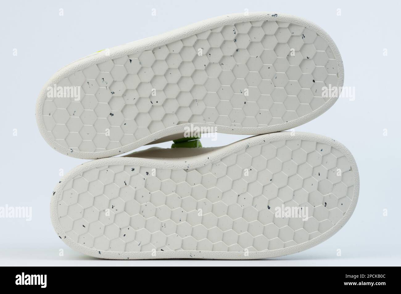 Par de suela de zapato blanco inferior aislado en fondo de estudio Foto de stock