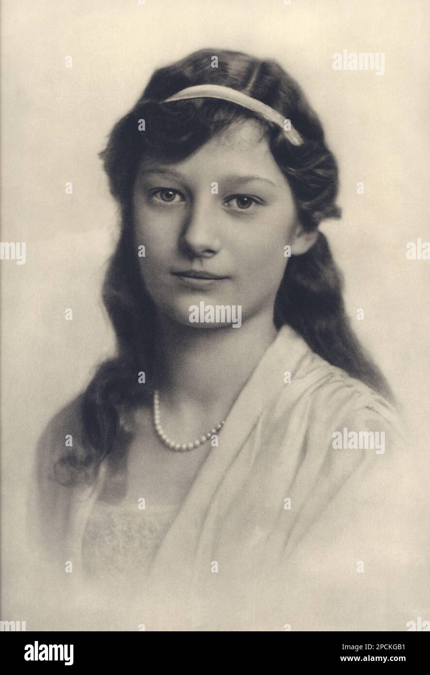 1920 , HOLM , SUECIA : Reina ASTRIDA de BÉLGICA (princesa de Suecia, 1905 - 1935), casada con el rey LEOPOLDO III de los belgas SAJONIA COBURGO GOTHA ( 1901 - 1983 ). En esta foto cuando era una joven princesa en Suecia - Casa de BRABANTE - BRABANTE - Josephine Charlotte - realeza - nobili - nobiltà - principessa reale - BELGIO - retrato - ritratto - REGINA di SVEZIA - HISTORIA - FOTO STORICHE - collar de perlas - collana di perle - perla ---- Archivio GBB Foto de stock