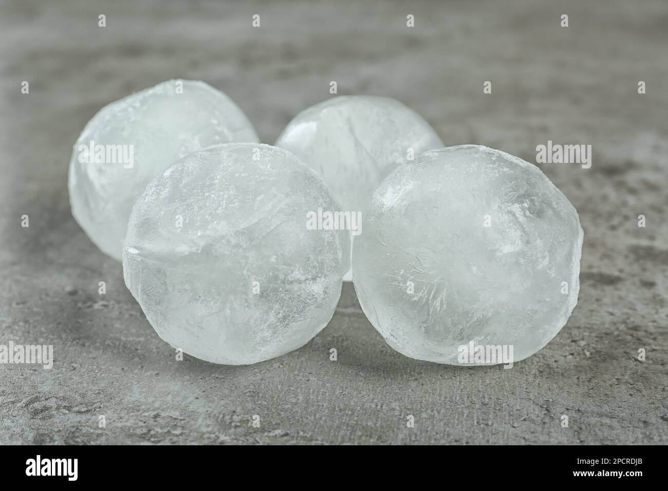 Bolas de hielo congeladas en la mesa gris, primer plano Fotografía de stock  - Alamy