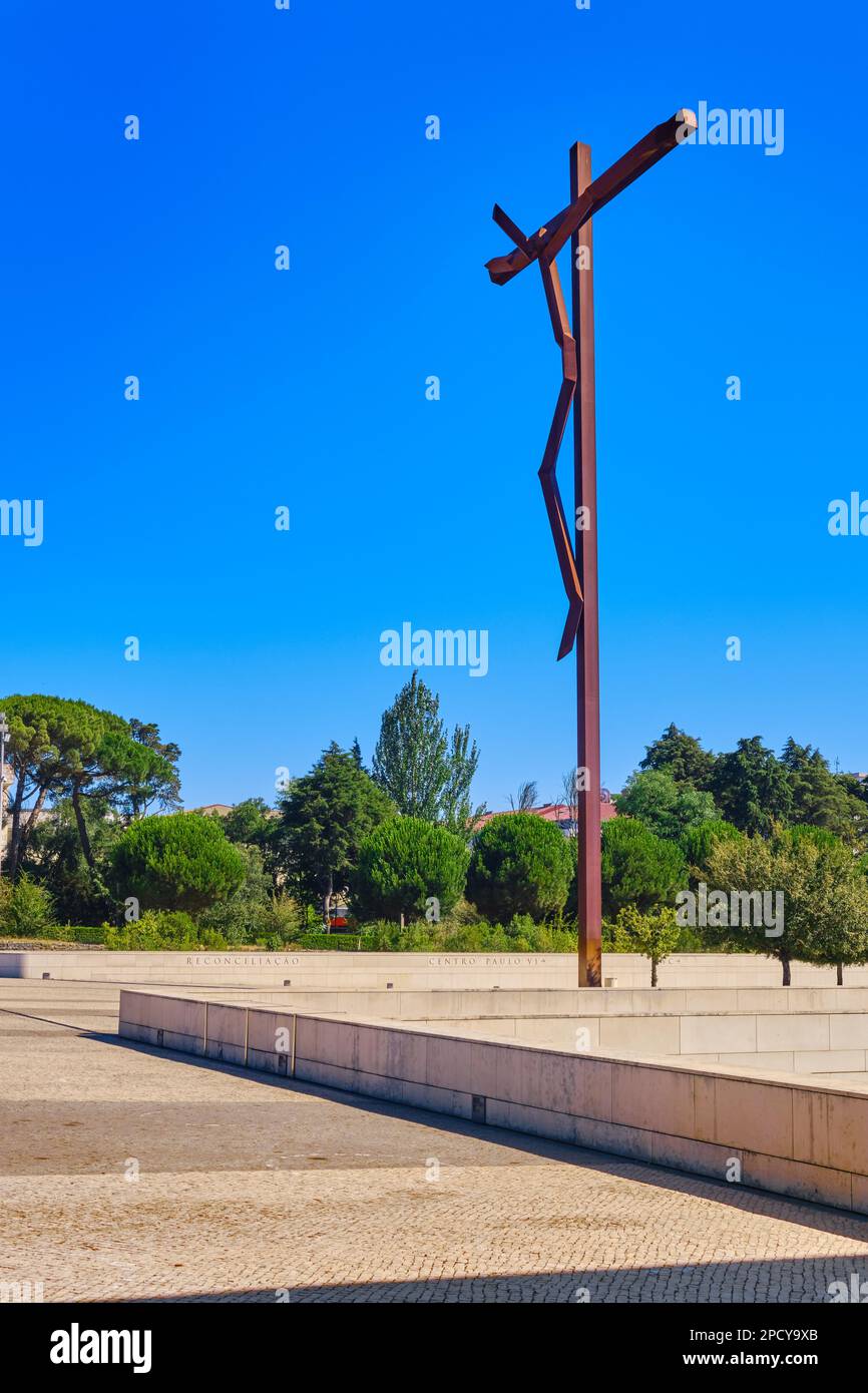 Monumento a la cruz alta nueva basílica de la Santísima Trinidad en