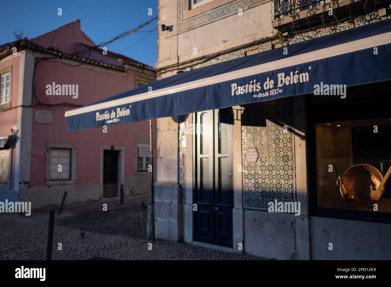 Pasteis de Belem cafetería de panadería en Lisboa, haciendo el original