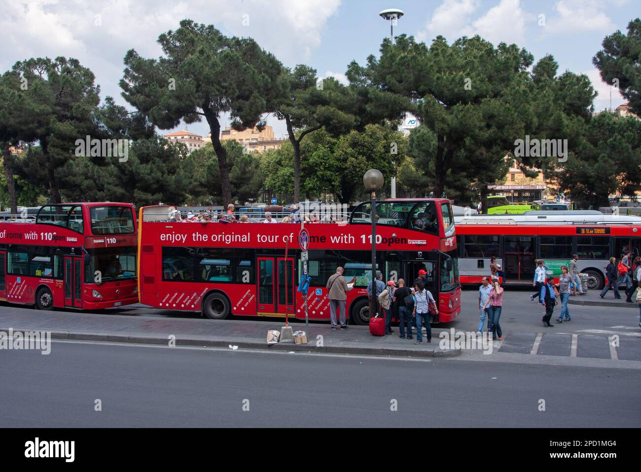 Los turistas visitan la ciudad en un autobús turístico de dos pisos con paradas libres en Roma Italia Foto de stock