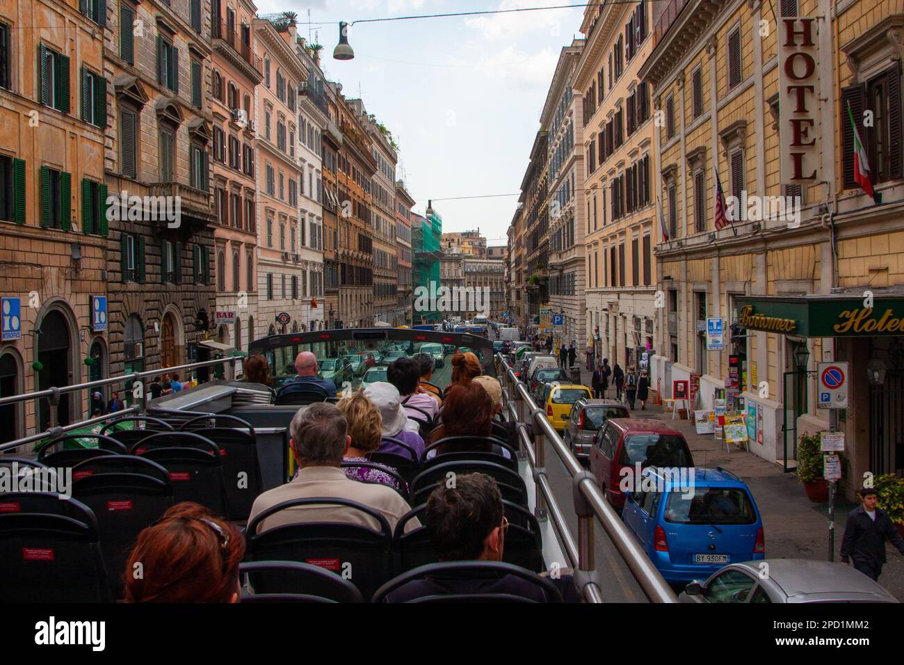 Los turistas visitan la ciudad en un autobús turístico de dos pisos con paradas libres en Roma Italia Foto de stock