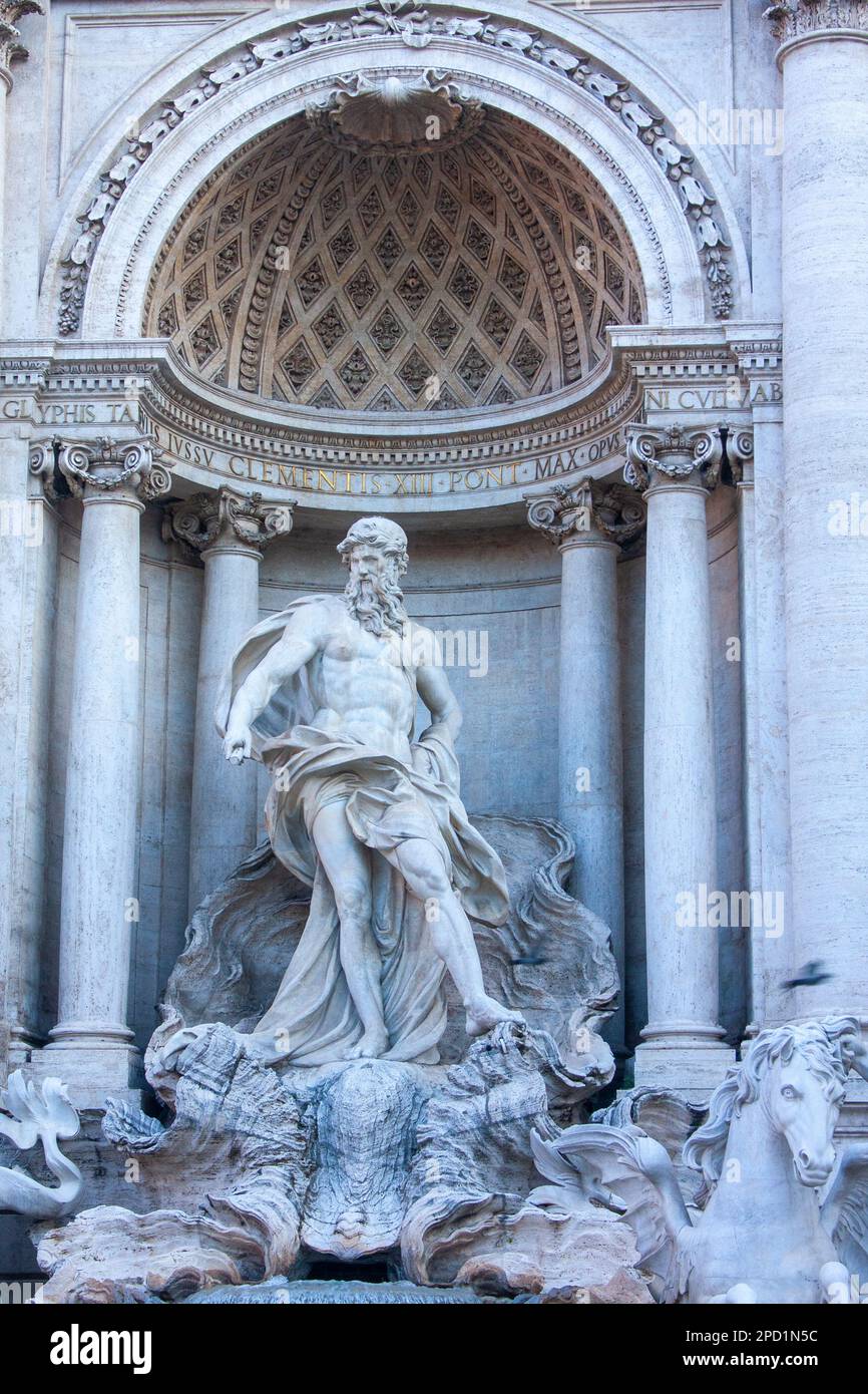 Italia, Roma, Fontana di Trevi diseñada y construida por Nicola Salvi, Giuseppe Pannini y Gian Lorenzo Bernini Foto de stock