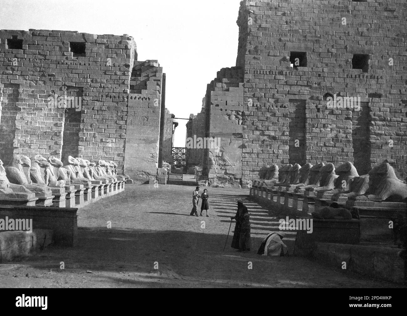 1940s, ruinas históricas, antiguas en el Templo de Karnak, Luxor, Egipto. Foto de stock