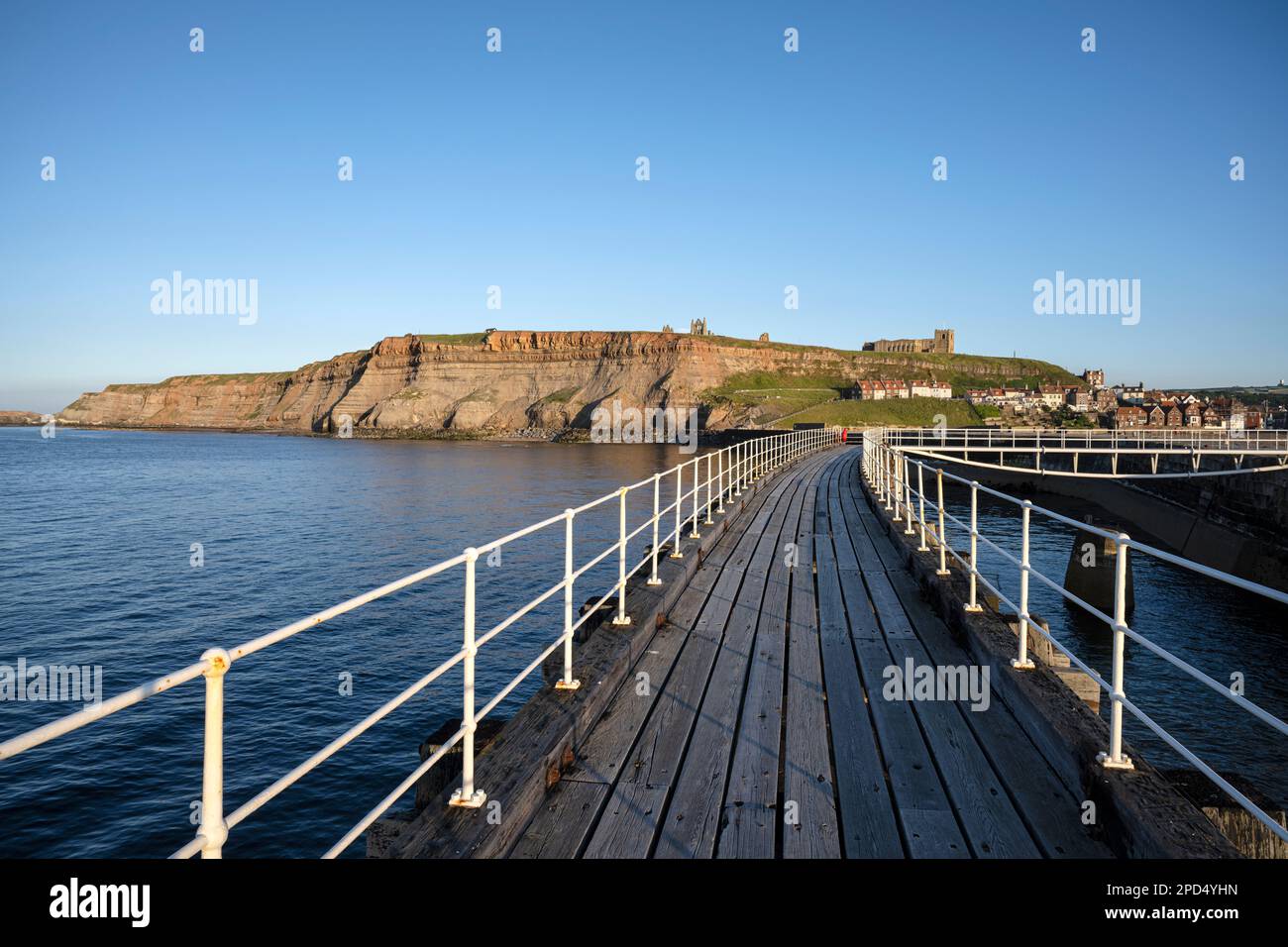 Mirando hacia el casco antiguo de Whitby desde el muelle este Foto de stock