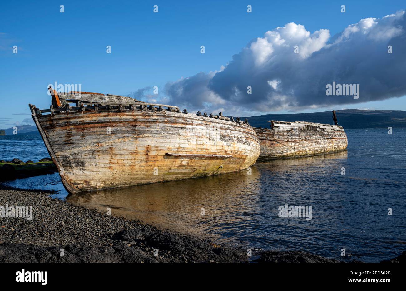 Arrastreros abandonados en la bahía de Salen en la isla de Mull Foto de stock