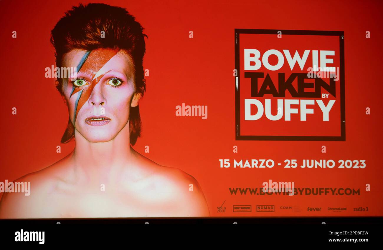 Para llevar científico tratar con Madrid, España; 14.03.2023.- Bowie tomada por Duffy. La icónica imagen del  relámpago que cruza la cara de David Bowie en la portada del álbum 'Aladdin  Sane' (1973), su proceso de creación y