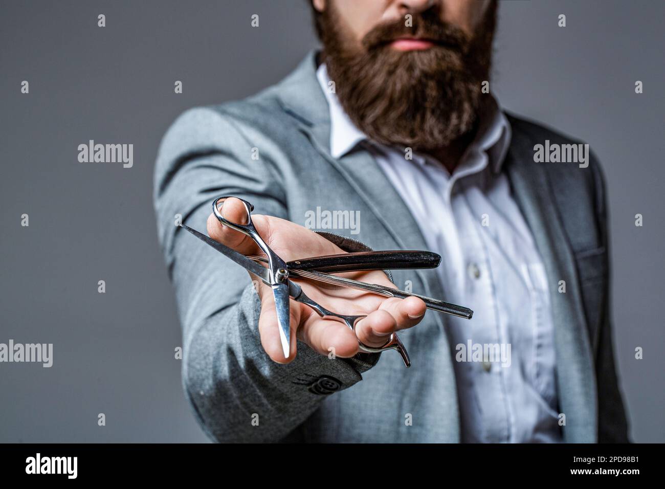 Barbero hombre barbudo con tijeras: fotografía de stock