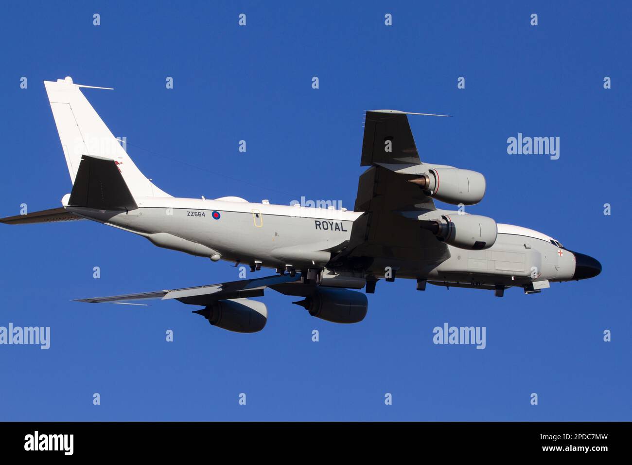 La Royal Air Force Boeing RC135W Rivet Joint despegó de la RAF