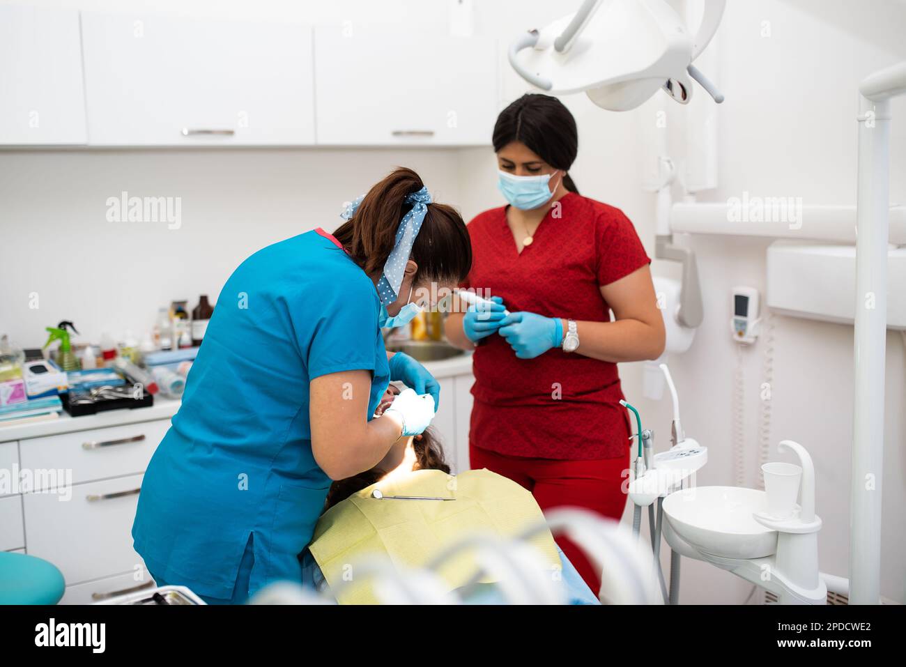 Cita con el dentista en una clínica dental, colocando cerraduras de