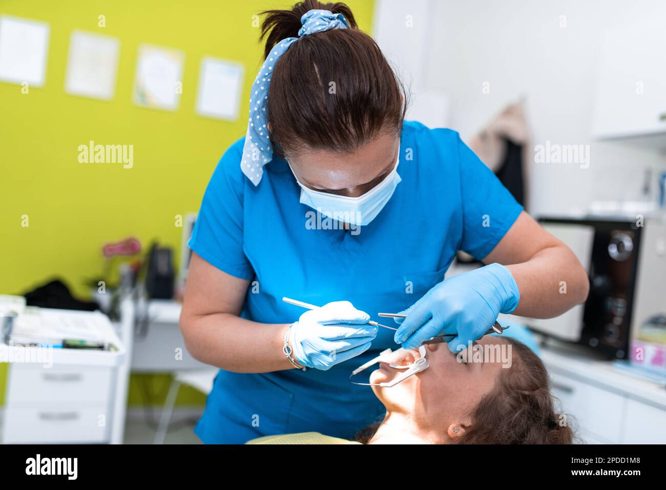Cita con el dentista en una clínica dental, colocando cerraduras de