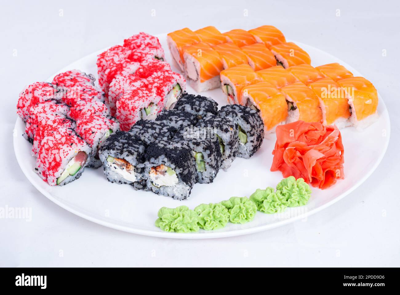 Mariscos japoneses Rollo de sushi aislado en primer plano blanco.  Restaurante de comida japonesa, plato de sushi maki gunkan o plato. Rollos  de sushi Maki con Fotografía de stock - Alamy