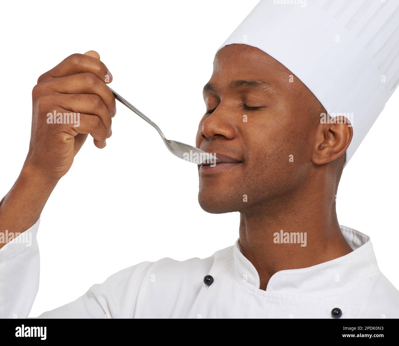 solo-un-gusto-para-ver-si-esta-listo-un-chef-africano-probando-su-comida-antes-de-servirla-2pdk0n3.jpg