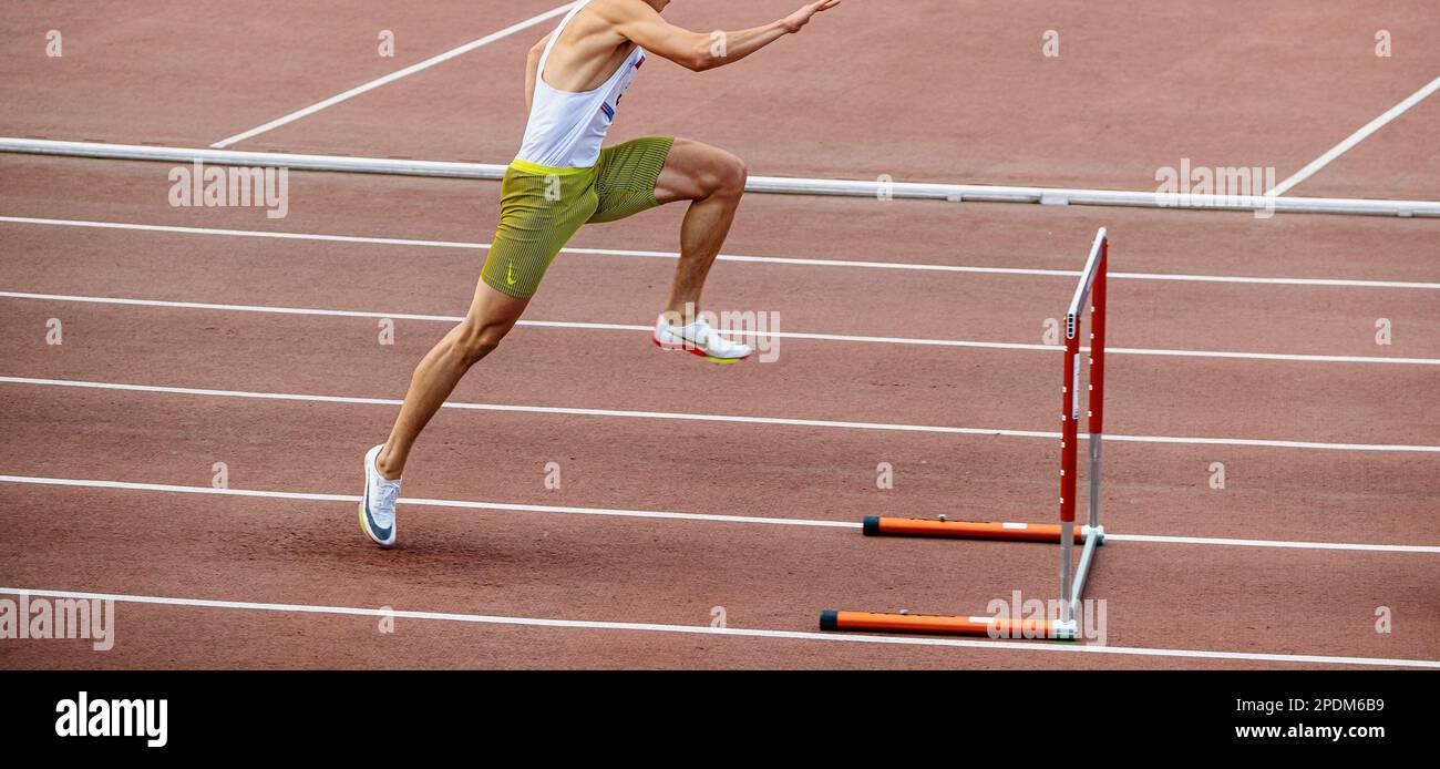 Atleta masculino corriendo 400 metros de vallas, zapatillas y mallas Nike  Spikes, juegos deportivos de verano Fotografía de stock - Alamy