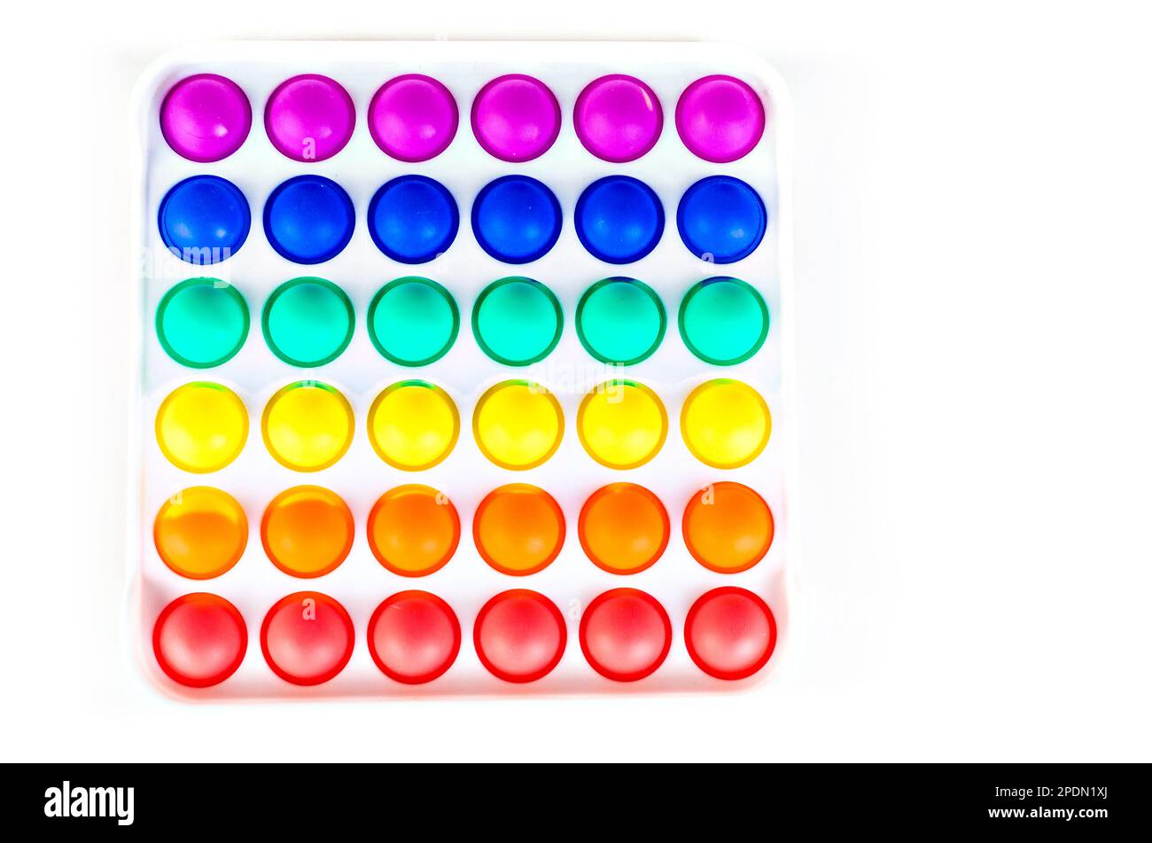 Juguete antiestrés sensorial Pop It Fidget Juguete colorido, sobre fondo blanco. Copiar espacio Foto de stock