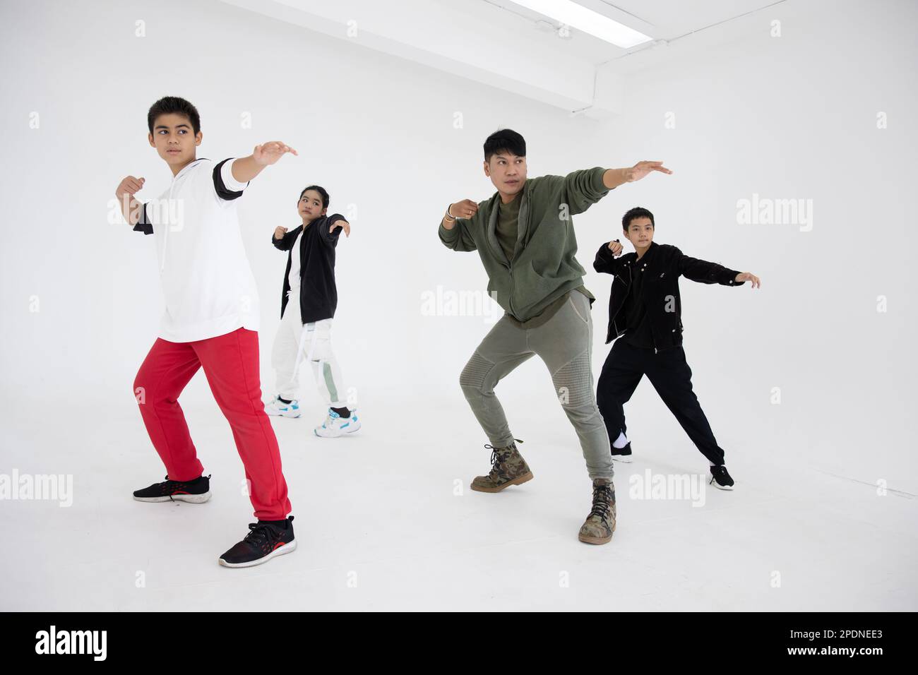 grupo de niños niño adolescente actividad con profesor de baile en estudio de clase de baile Foto de stock