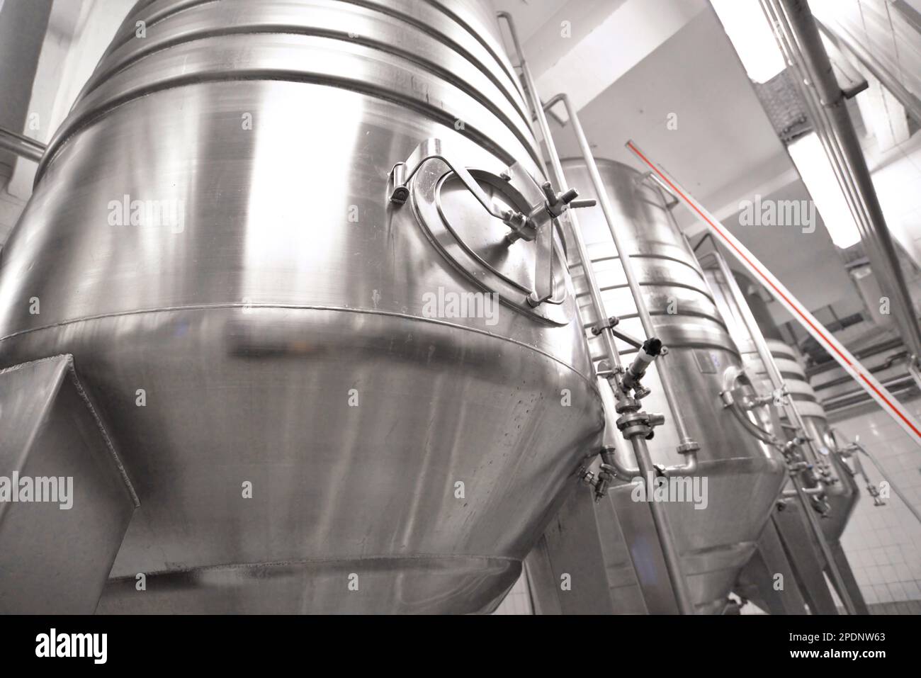 cervecería de la industria alimentaria - tanques e instalaciones para la elaboración de cerveza Foto de stock