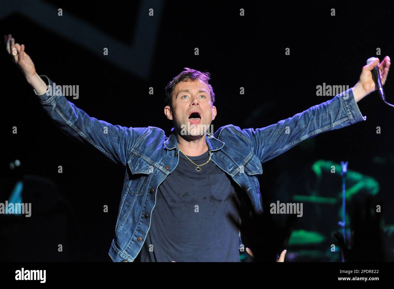 Roma, Italia . 15th de julio de 2014. El cantante inglés Damon Albarn,  líder de la banda Blur, actúa durante el concierto en el Auditorio de  Música. Roma (Italia), 15th de julio