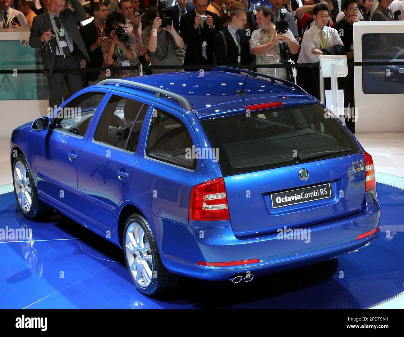 Journalisten fotografieren bei der Praesentation den neuen Octavia Combi RS  des Herstellers Skoda auf der IAA in Frankfurt am Montag, 12. September  2005. Das Auto hat 200 PS (147 kW). (AP Photo/Wolfram