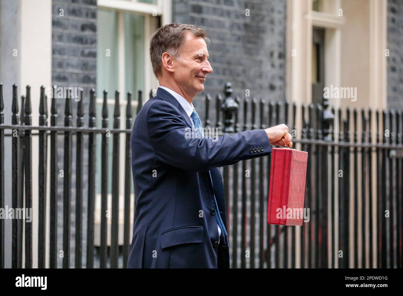 Downing Street, Londres, Reino Unido. 15th de marzo de 2023. El canciller de Hacienda, Jeremy Hunt, sale del número 11 de Downing Street con la famosa caja de presupuesto roja antes de dar su declaración de primavera al Parlamento. Amanda Rose/Alamy Live News Foto por Amanda Rose/Alamy Live News Foto de stock