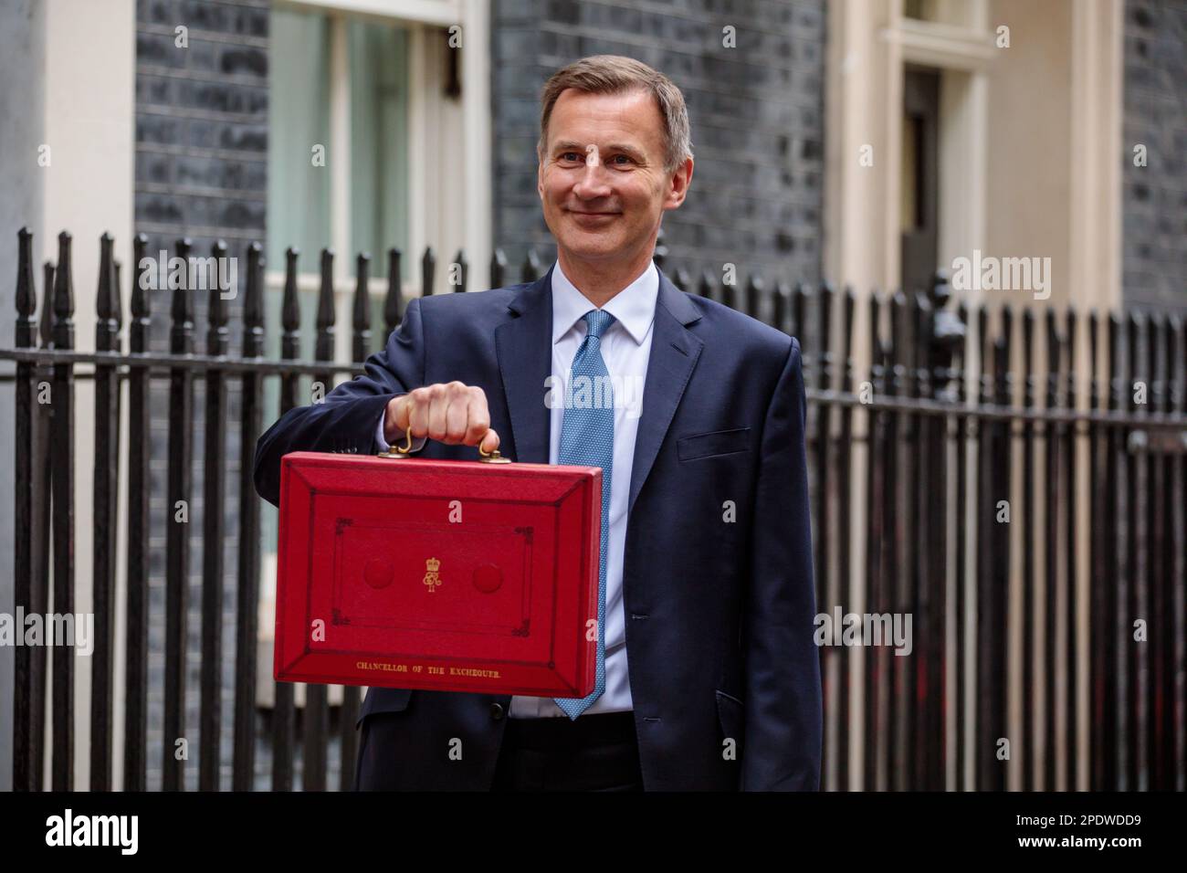 Downing Street, Londres, Reino Unido. 15th de marzo de 2023. El canciller de Hacienda, Jeremy Hunt, sale del número 11 de Downing Street con la famosa caja de presupuesto roja antes de dar su declaración de primavera al Parlamento. Amanda Rose/Alamy Live News Foto por Amanda Rose/Alamy Live News Foto de stock