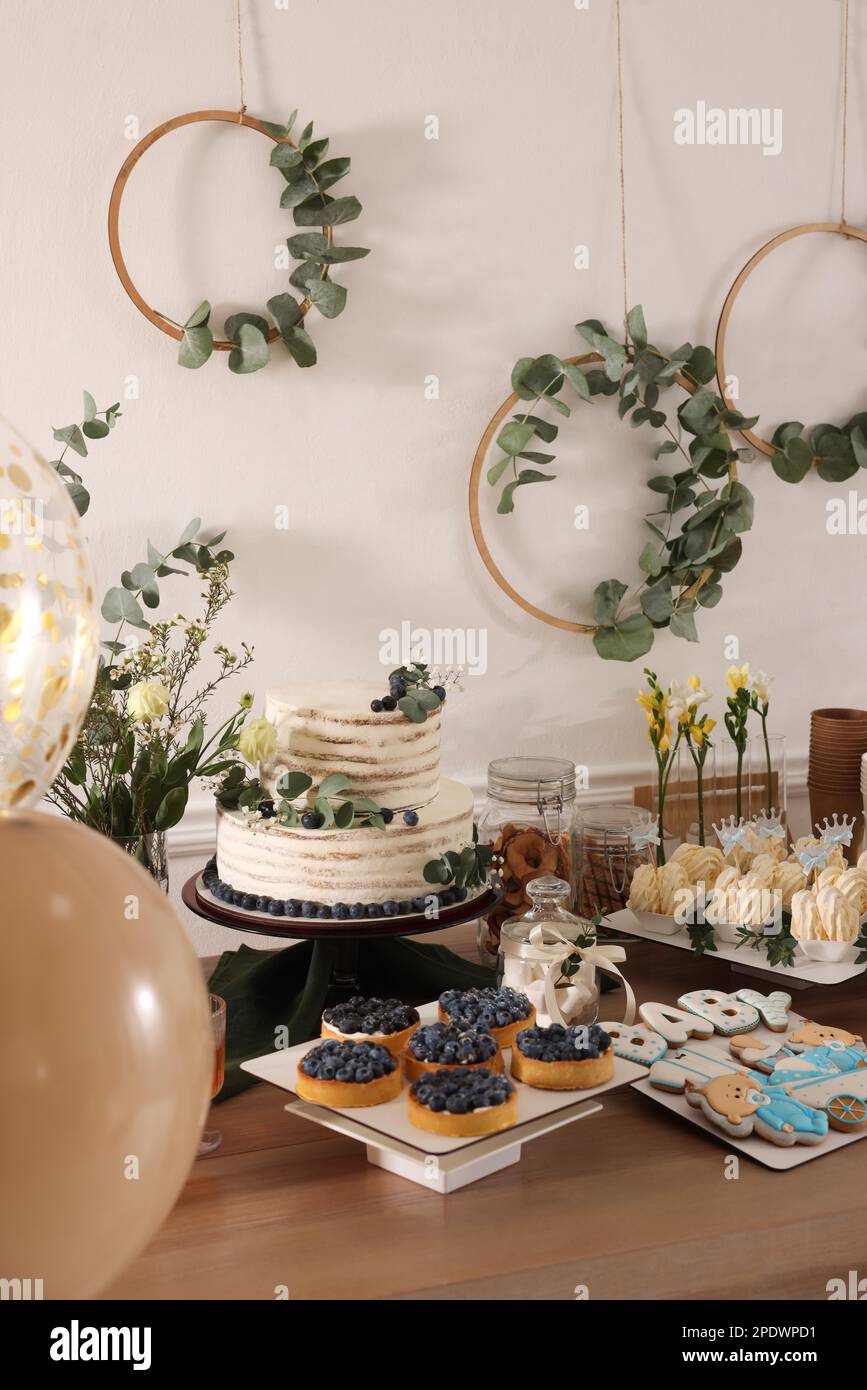 Fiesta de baby shower para niña golosinas sabrosas en la mesa en la  habitación decorada con globos