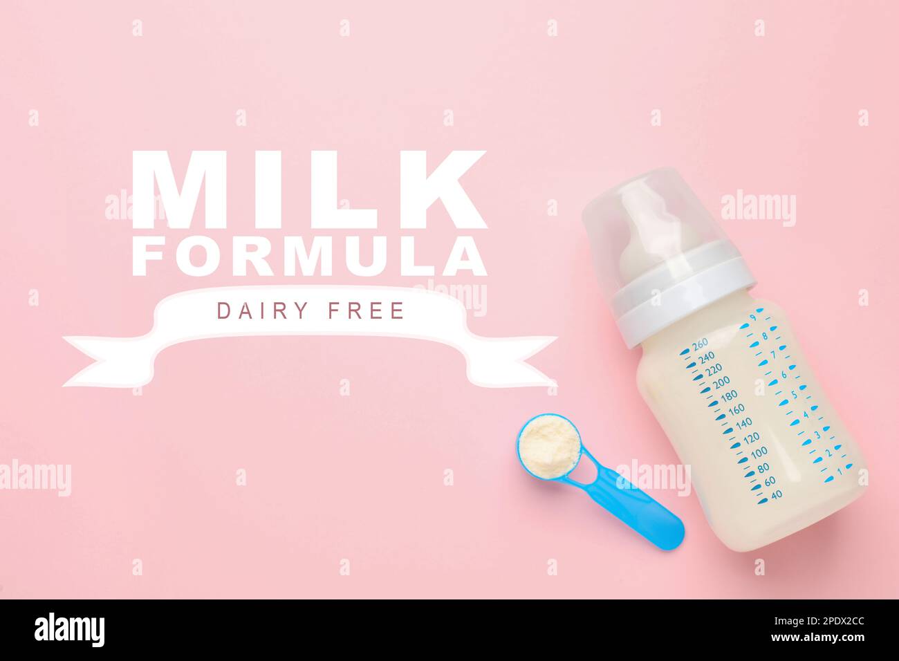Biberones de leche para bebés con mezcla y leche de fórmula para bebés en  la jarra sobre fondo rosa. Leche en polvo para recién nacidos Fotografía de  stock - Alamy