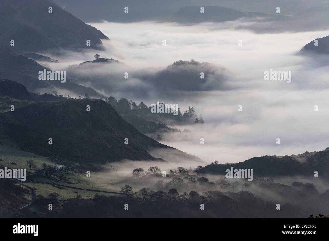 Snowdonia Salida del sol dramática con la niebla en el valle abajo Foto de stock