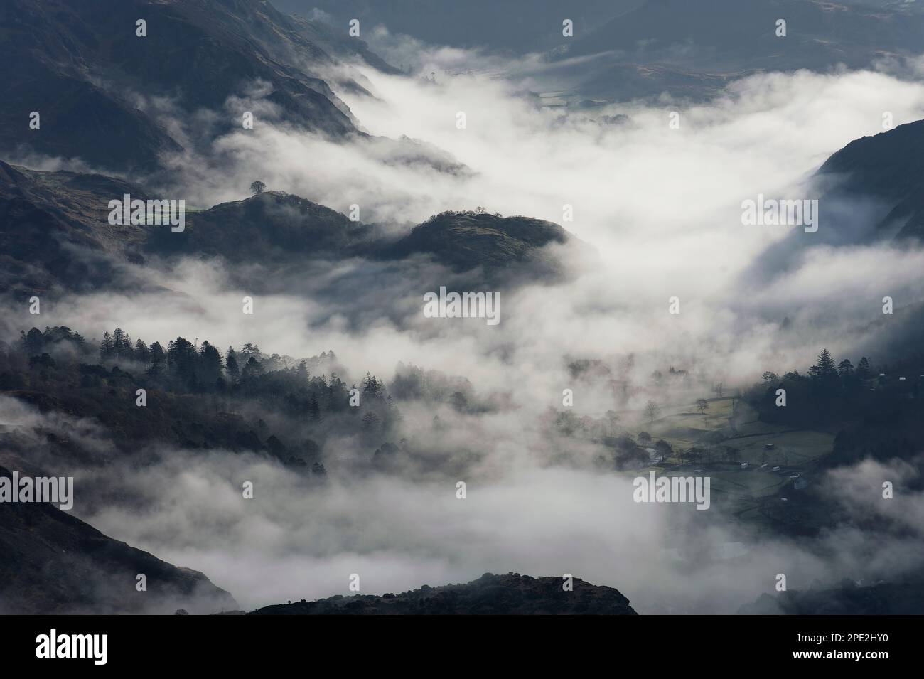 Snowdonia Salida del sol dramática con la niebla en el valle abajo Foto de stock