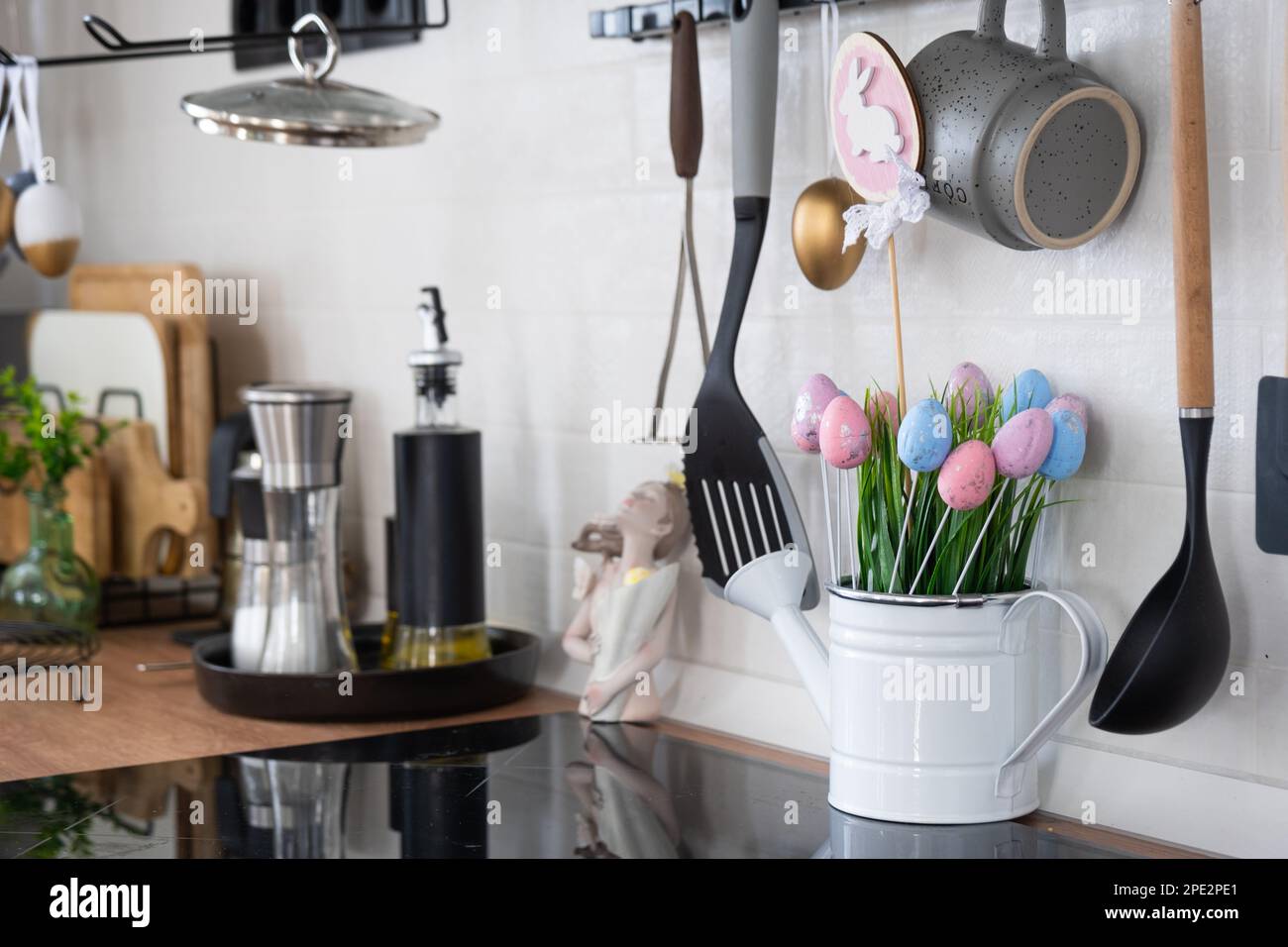 Interior de cocina y detalles de decoración de utensilios con decoración de  Pascua de huevos de colores en un estilo loft. Interior festivo de una casa  de campo Fotografía de stock -