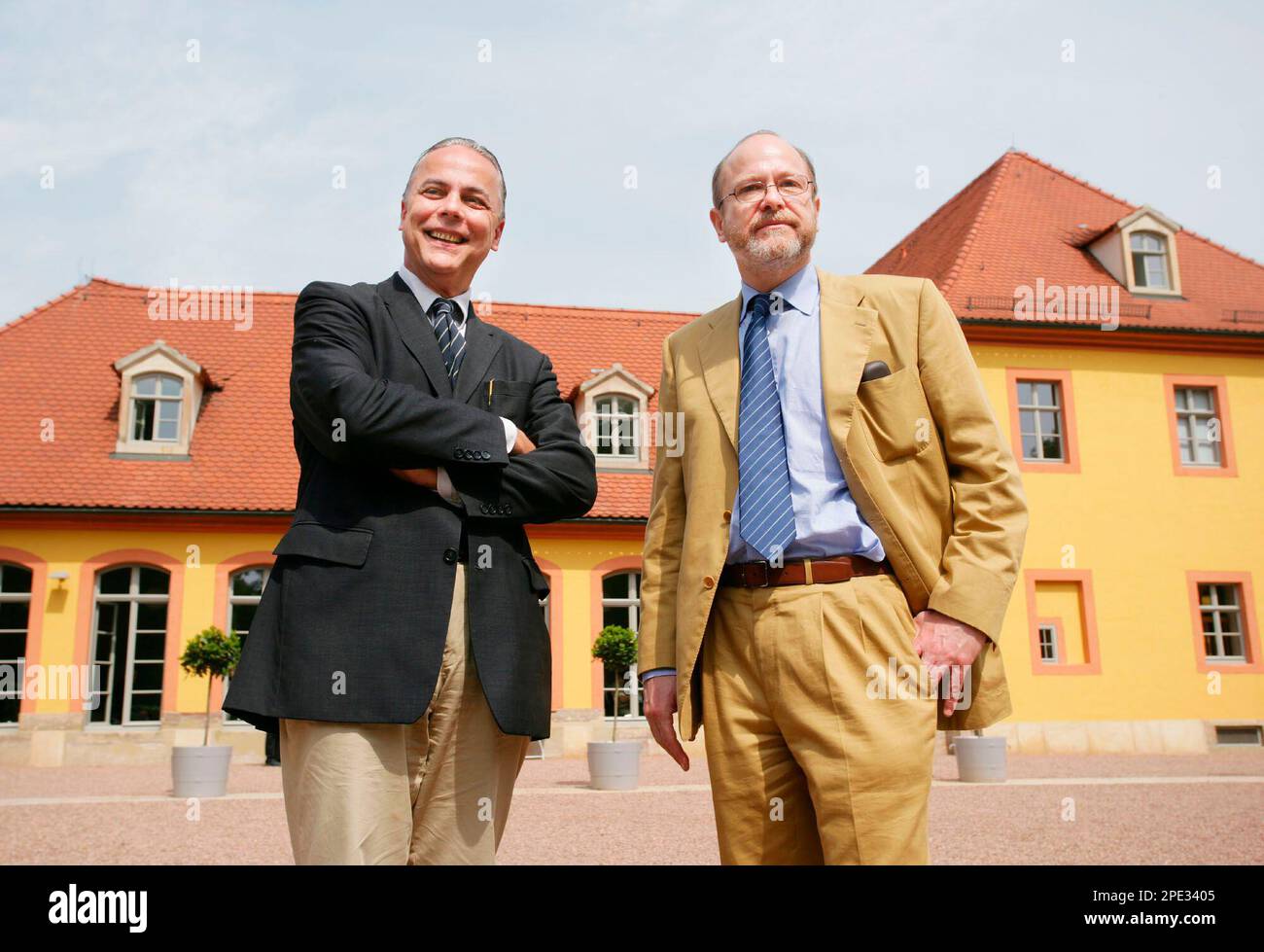 Vor dem Gut des Dichters Christoph Martin Wieland (17331813) stehen