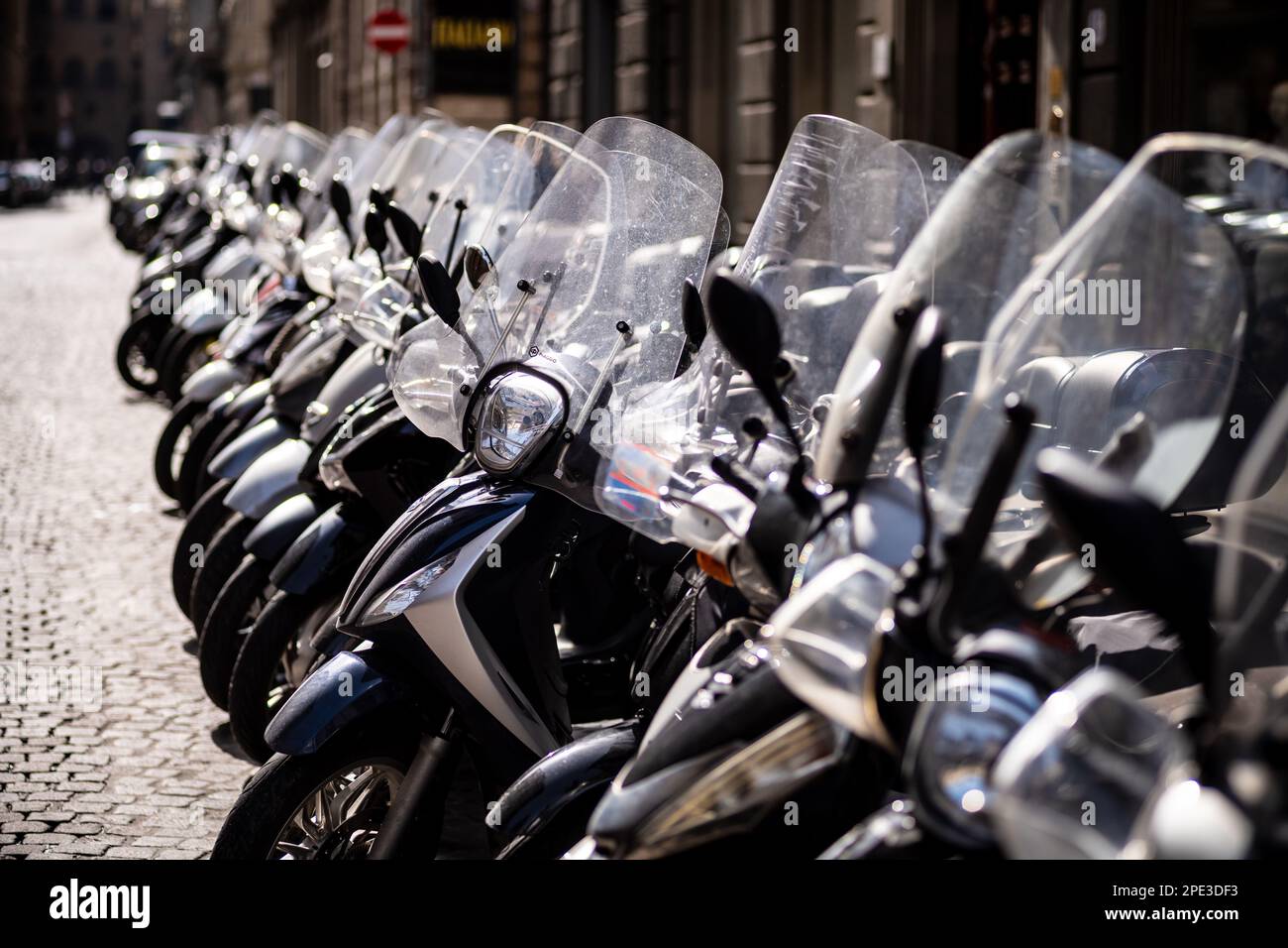Ciclomotores y scooters en las calles de Florencia en Italia. Foto de stock