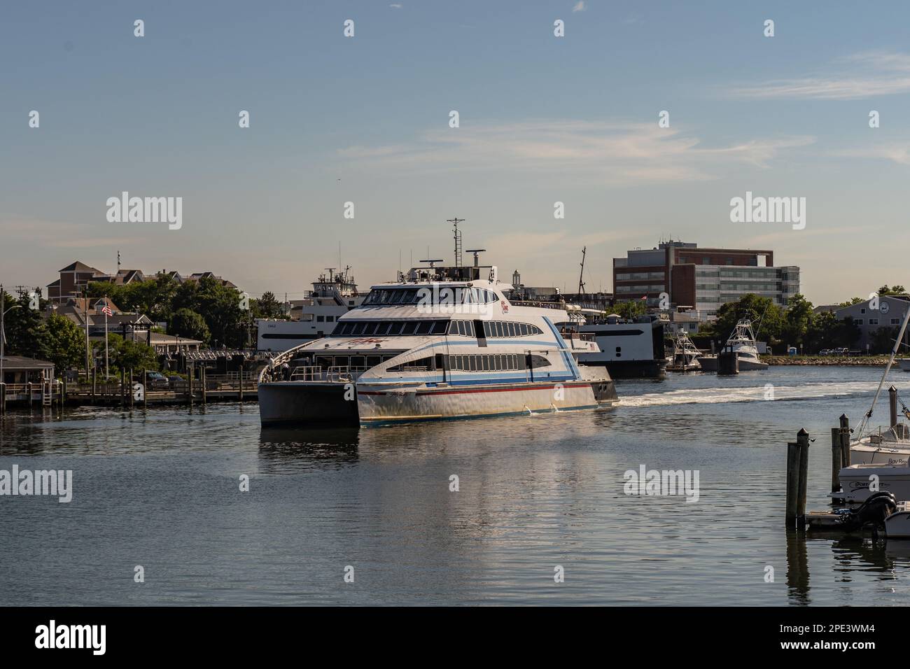 Hyannis Port, Massachusetts - 8 de julio de 2022: El ferry de alta velocidad Hy-Line llega a Hyannis Port después de un viaje a Martha’s Vineyard con espacio para copiar. Foto de stock