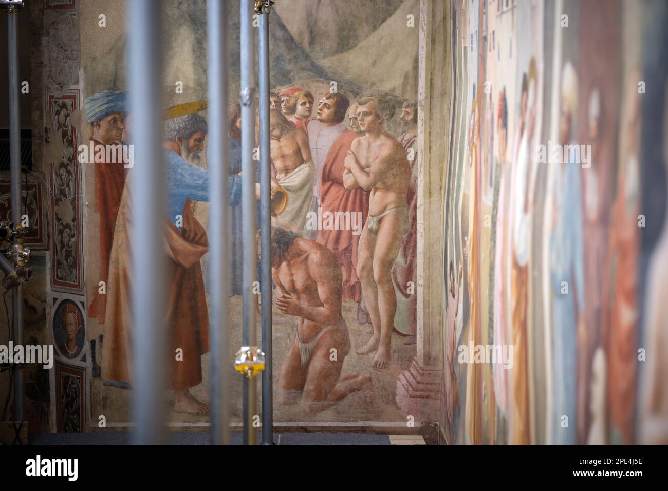 Trabajos de restauración en curso en los famosos frescos de la Capilla Branacci en Florencia. Se permiten recorridos limitados por poco tiempo en medio de los andamios Foto de stock