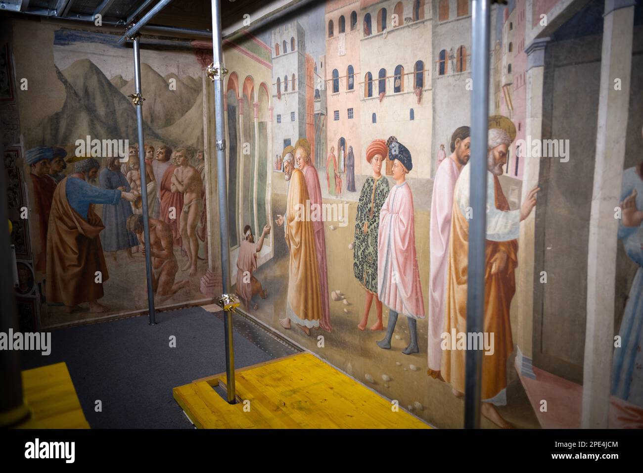 Trabajos de restauración en curso en los famosos frescos de la Capilla Branacci en Florencia. Se permiten recorridos limitados por poco tiempo en medio de los andamios Foto de stock