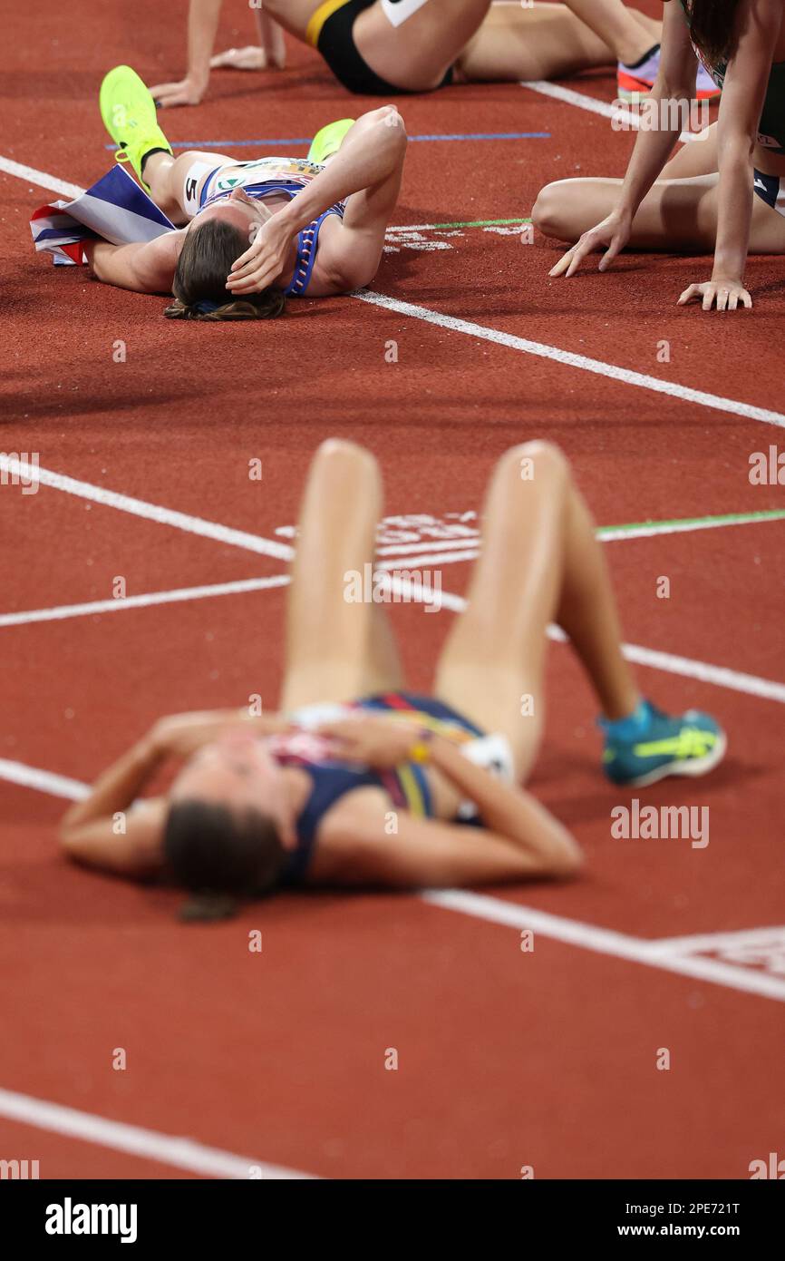 Laura MUIR y los otros corredores se recuperan después de la final femenina de 1500m en el Campeonato de Europa de Atletismo 2022 Foto de stock