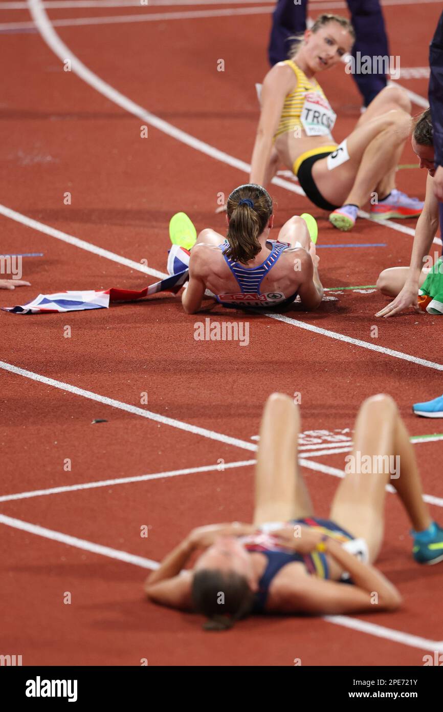 Laura MUIR y los otros corredores se recuperan después de la final femenina de 1500m en el Campeonato de Europa de Atletismo 2022 Foto de stock